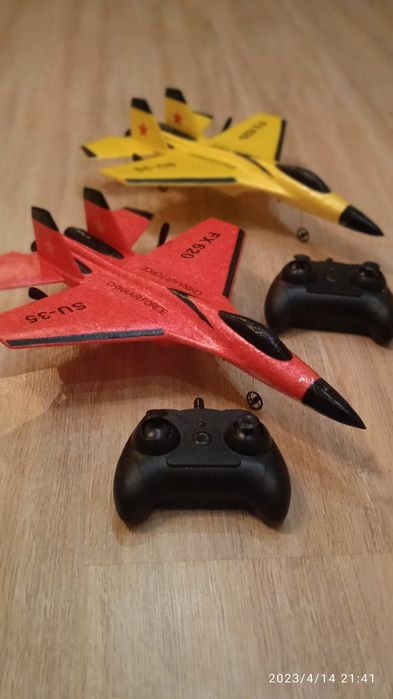 Самолет на пульте управления. Літак на радіокеруванні В Наявності