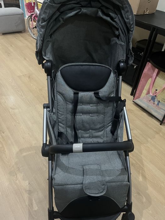 Carrinho de Bebê Chicco (Fechamento One-Hand) – Praticidade e Conforto em Estado de Novo