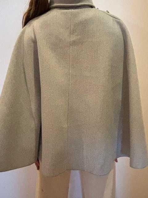 Capa cinzenta elegante e versátil