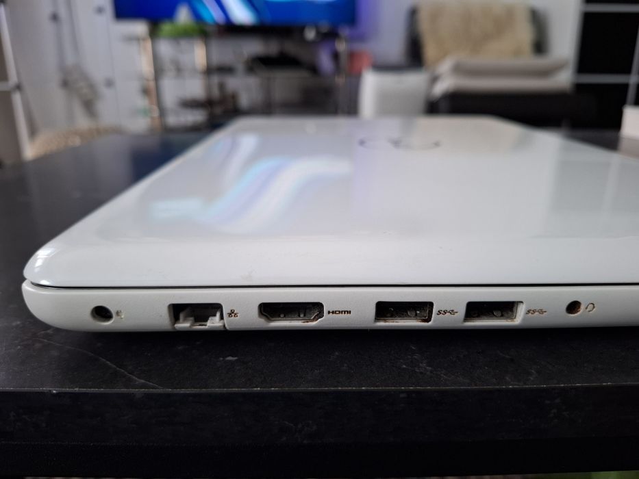 Biała obudowa laptopa DELL Inspiron z monitorem i klawiaturą zadbana