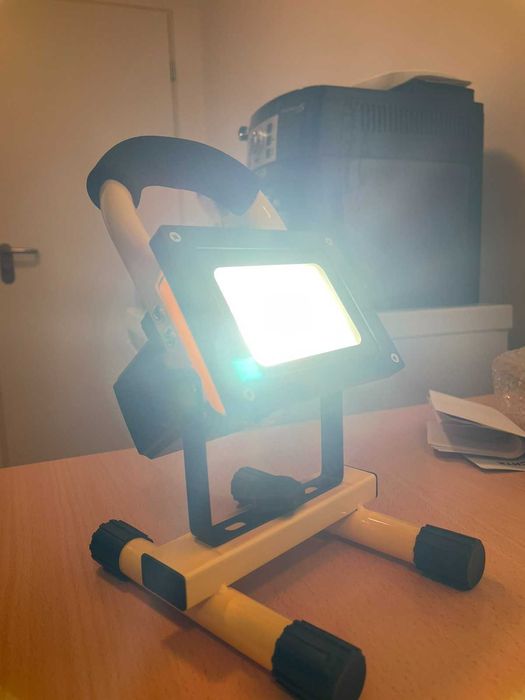 LED фонарь с аккумулятором