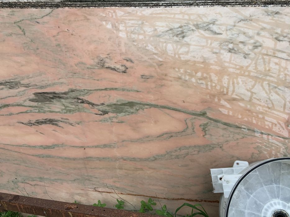 Placas de mármore rosa e cinza