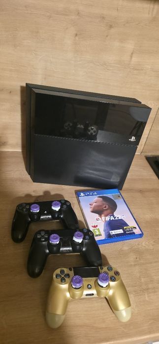 „PS4 FAT 500 GB + 3 pady, świeżo czyszczona, opcja SSD”.