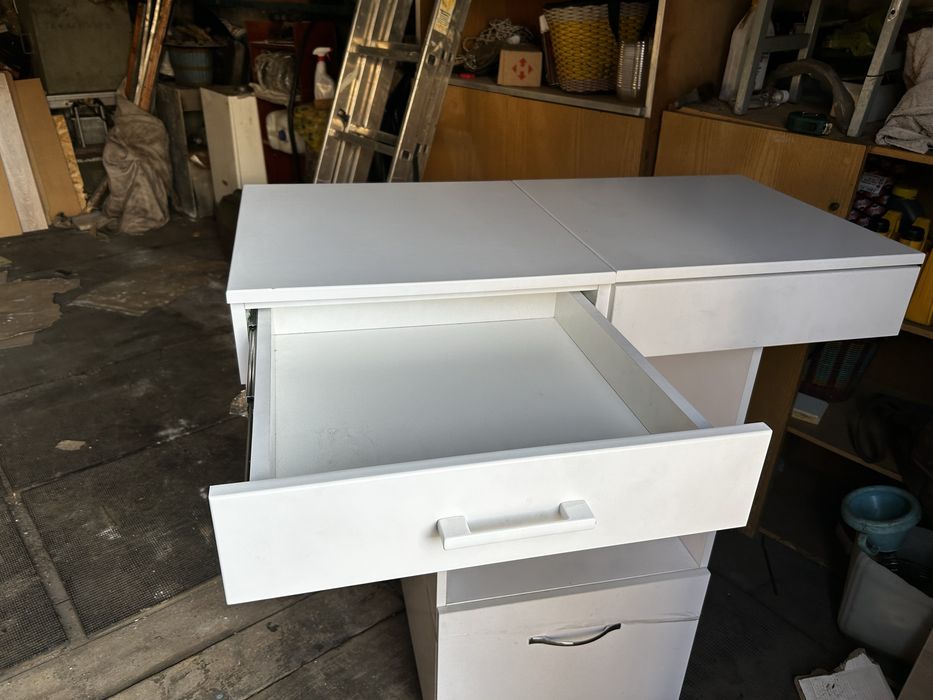 Підвісна тумба монтується до стіни