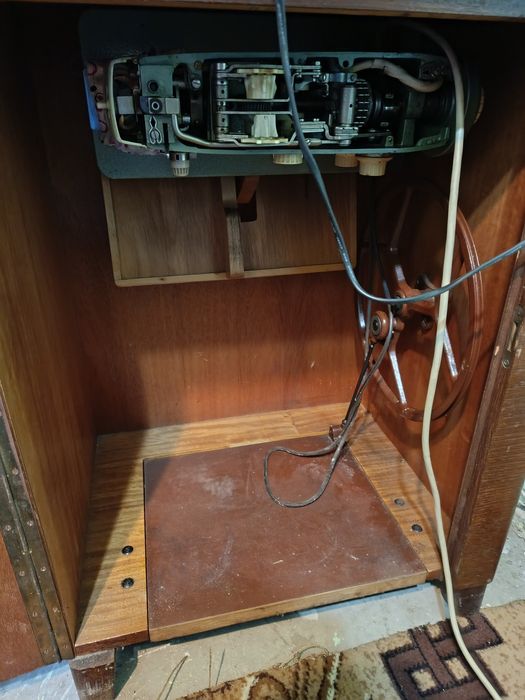 Швейная машина Veritas на ножном и электроприводе