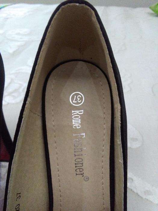 Sapatos pretos de sola vermelha sapato aberto a frente