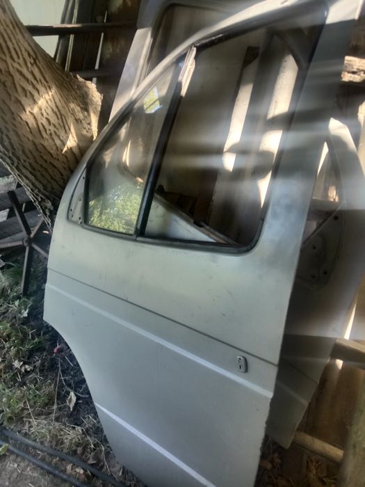 Продам  ліві двері Газель