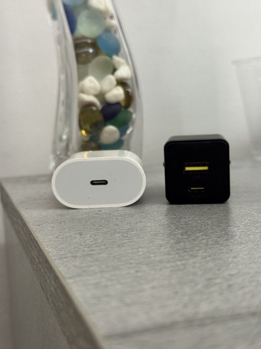 Блок для зарядки baseus 20W и оригинальный блок для зардки apple