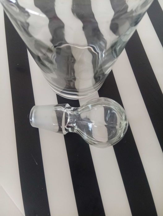 Garrafa em vidro fino, tipo cristal