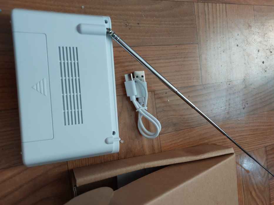 Małe radyjko UKF na akumulator.