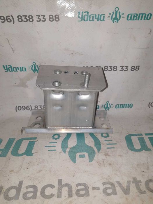 Кронштейн усилителя переднего бампера  Toyota Prius 30 5701347040 клык