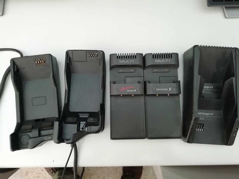 Carregadores de telemóveis antigos Motorola e Ericsson