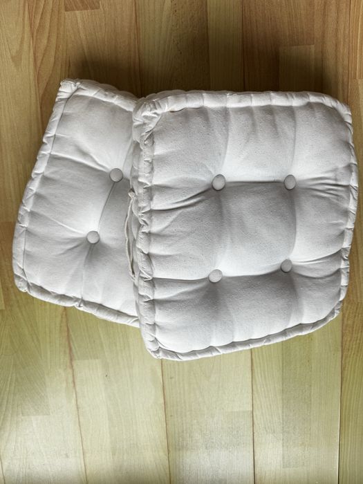 Almofadas de chão (duas)