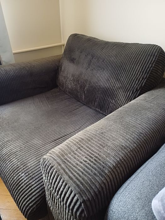 Ciemny fotel używany