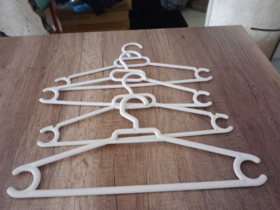 Lote de 50 Cabides, várias formatos, todos impecáveis