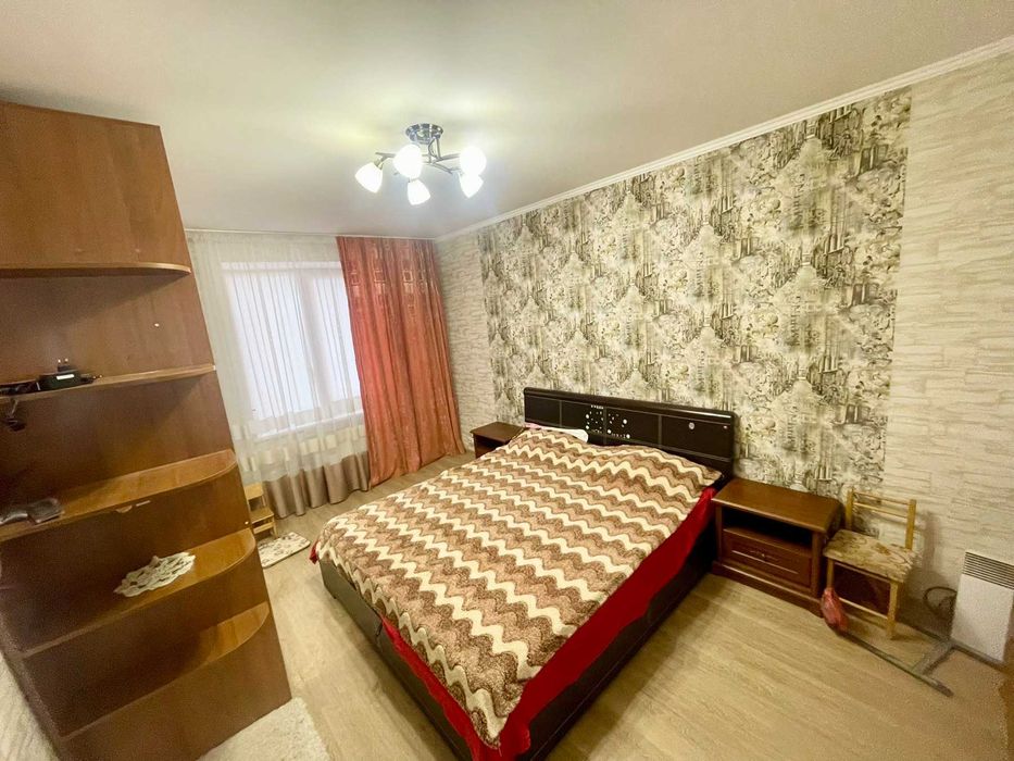 Продам великогабаритну трикімнатну квартиру. Центр. Закритий двір .