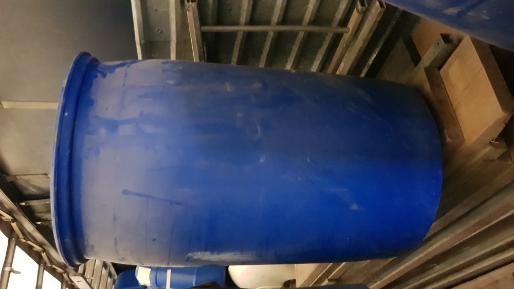 Beczka plastikowa 220 L wraz z 2 korkami.