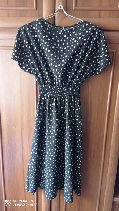 Сукні різні жіночі.