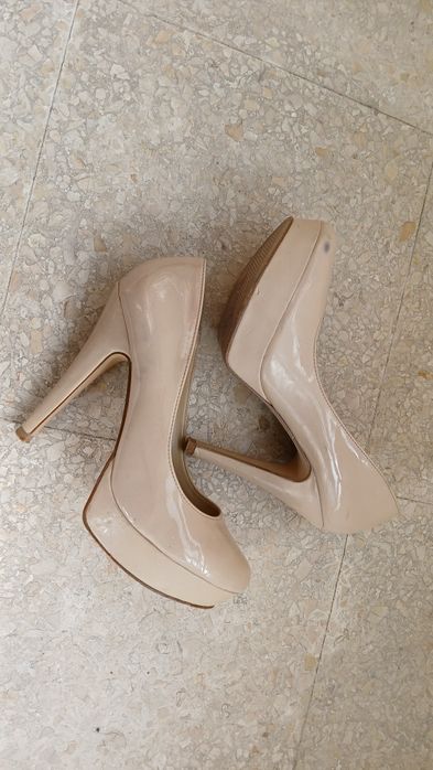 Sapatos de salto alto de verniz bege Aldo