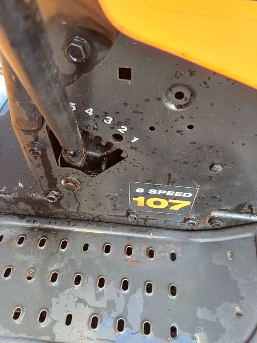 Trator corta relva com 15cv, largura de corte 107 cm