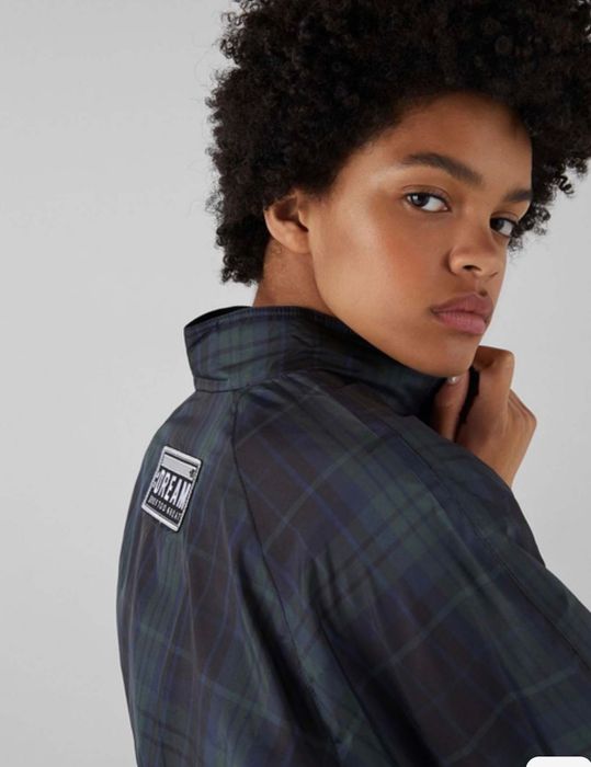 Вітрівка Bershka колір синій зелений