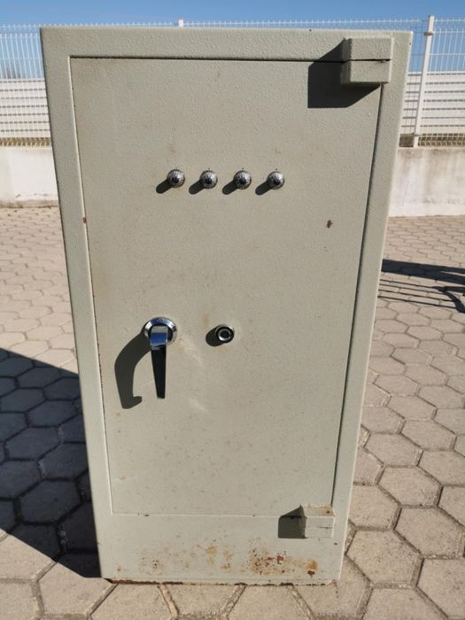 Cofre 55cm X 60cm X 1,20cm altura.