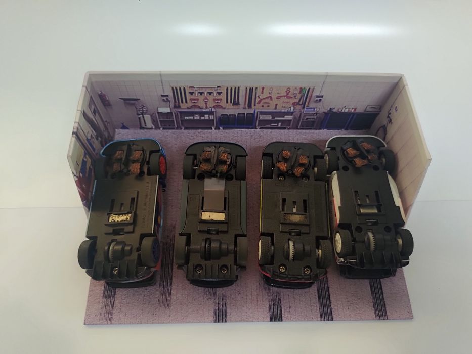 WRC Slot Cars 1.43  – 4 Modelos Icónicos + Diorama de Garagem (Oferta)