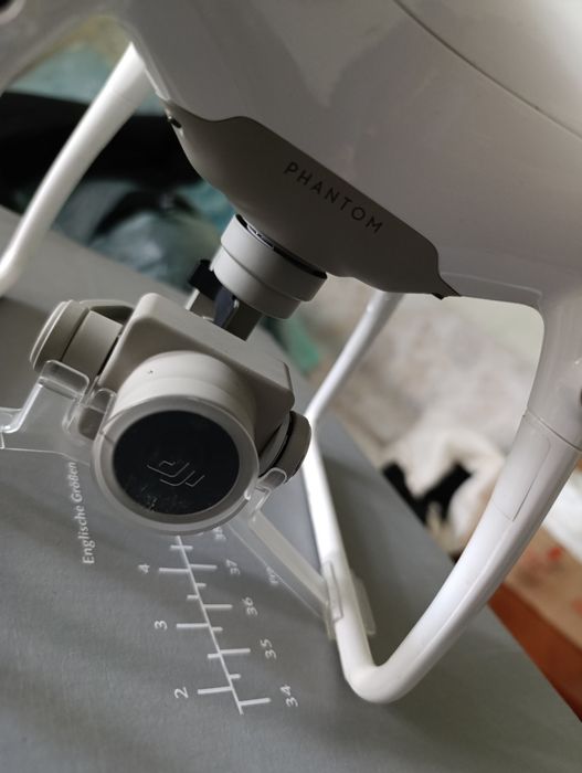 Phantom 4.  Дрон практично новий. Увесь комплект.