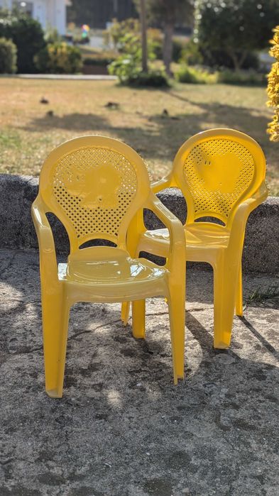 Conjunto de duas cadeiras de criança, em plástico, para interior ou exterior