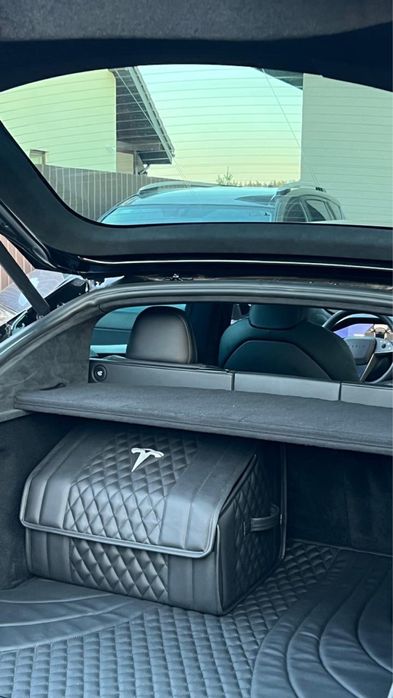 Tesla Model S PLAID 2023 року