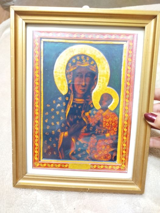 Obraz matki Bożej Częstochowskiej w złotej ramie
