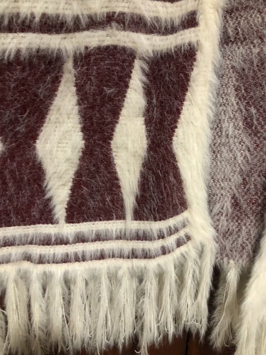 Poncho com mangas cavadas , franjas no final