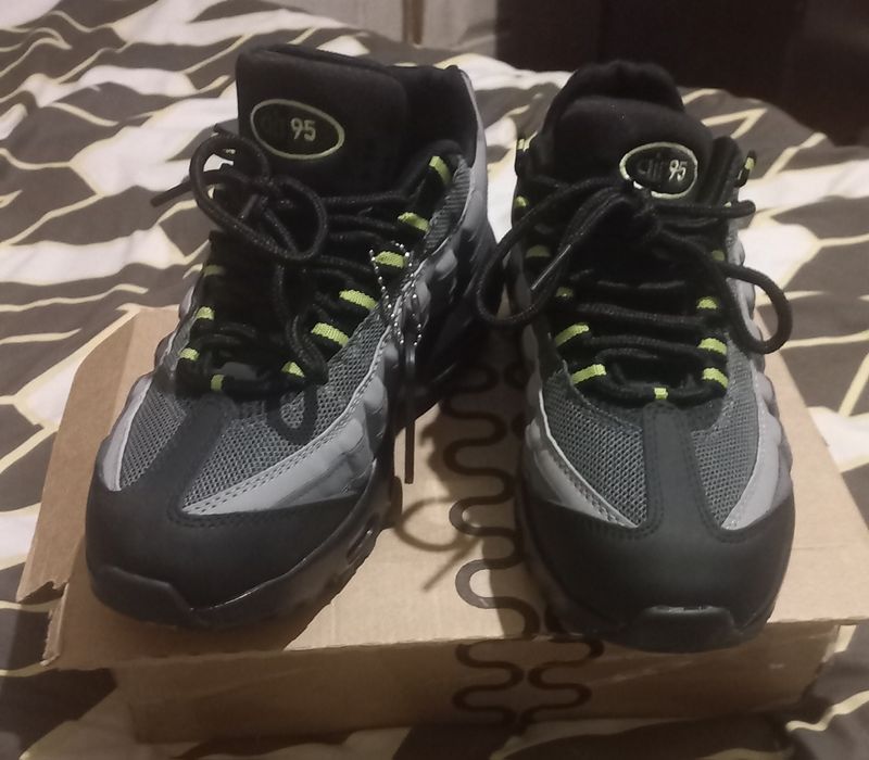 Кроссовки новие 41 размер