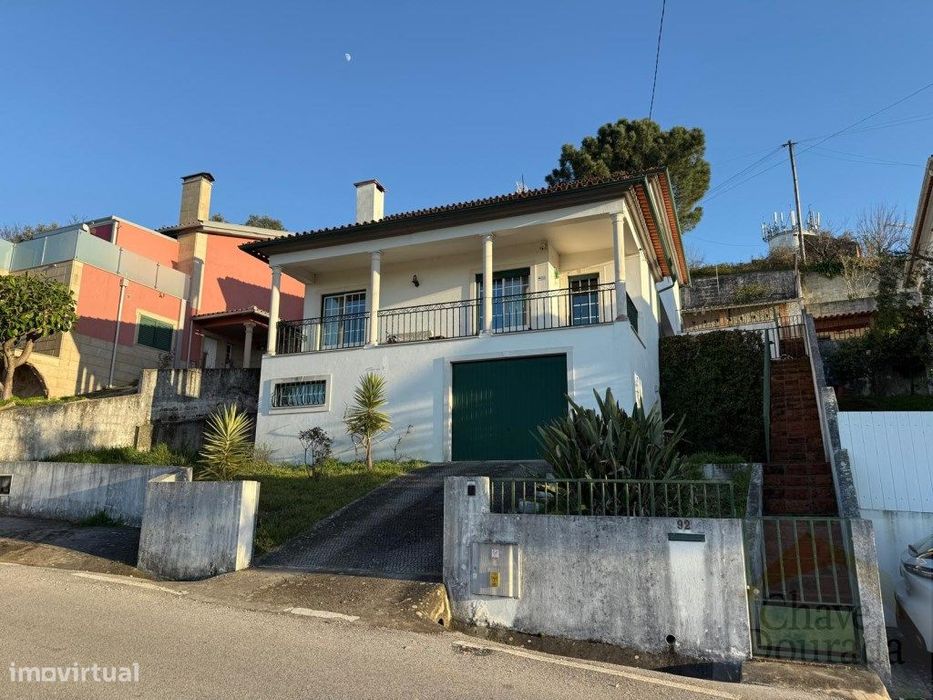 Moradia T3+1 com garagem - na encosta do Logo de Deus