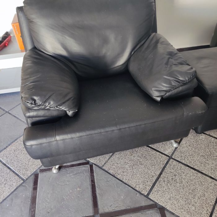 Vendo Sofá duplo e poltrona individual e Puff em pele.