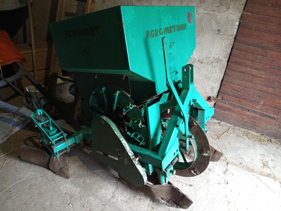 Ziemniaki warzywa chrzan cebula czosnek sadzarka kopaczka