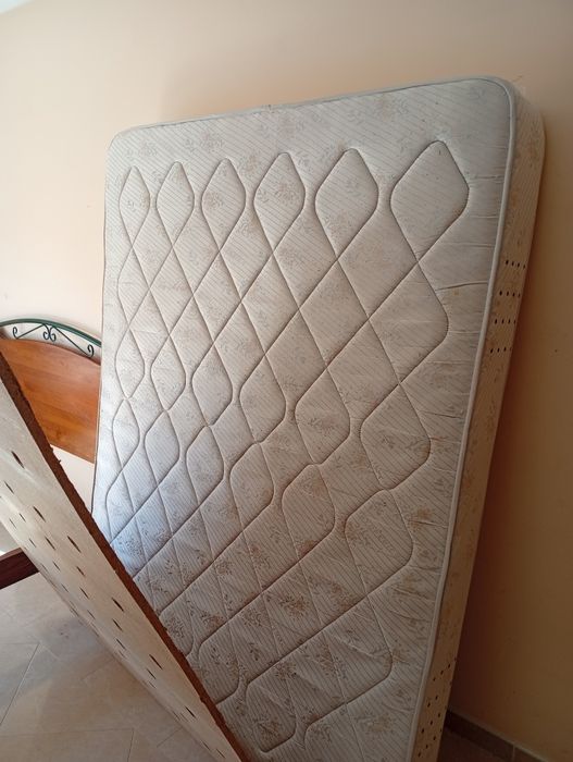 Cama, estrado, colchão e sofá