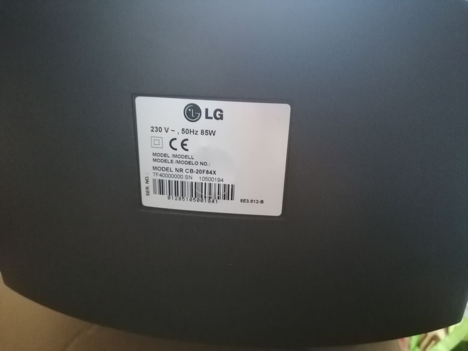 Vendo TV LG, com caixa atrás
