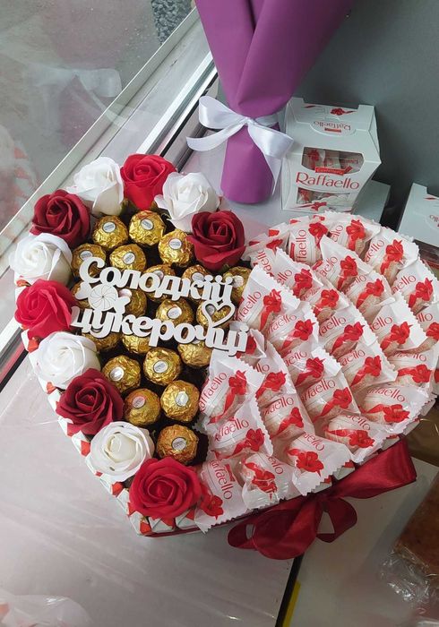 Подарункові бокси з цукерками та букети з цукерками