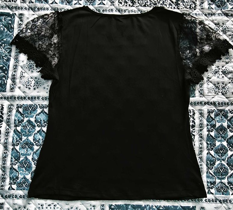 T-shirt Preta Elegante com Mangas de Renda Tamanho XL