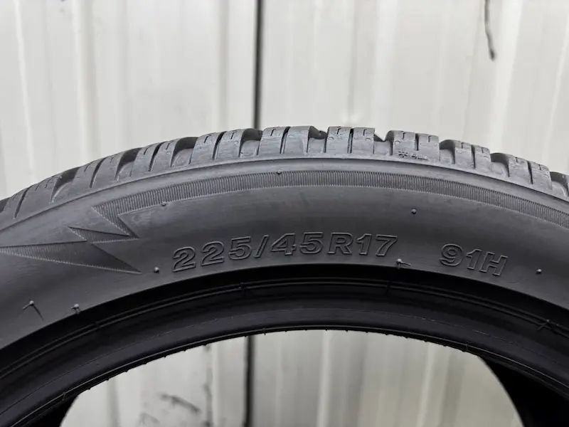 Шини бу 225 45 R17 Bridgestone Blizzak LM005