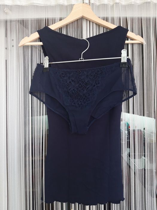 Conjunto de top e cueca, de cor azul marinho da Intimissimi