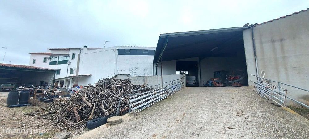 Armazém destinado a comércio em Laboeiro