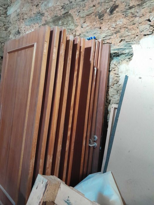 portas de interior em estado em bom estado com boa estrutura