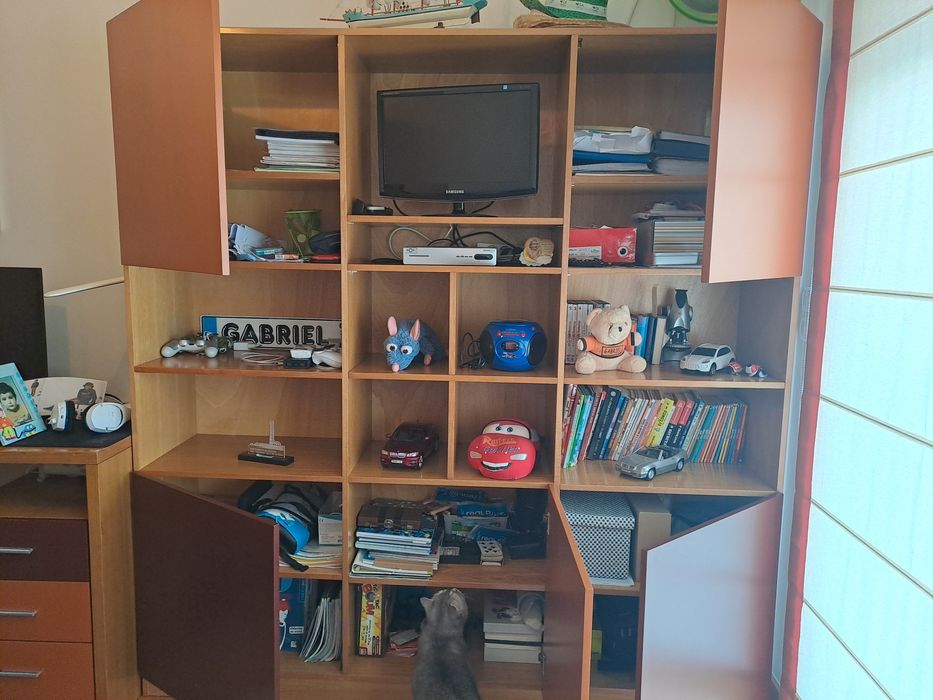 Quarto completo moderno – como novo – roupeiro, cama e estante