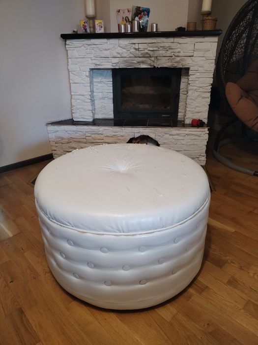 Пуф з еко шкіри, білого кольору.