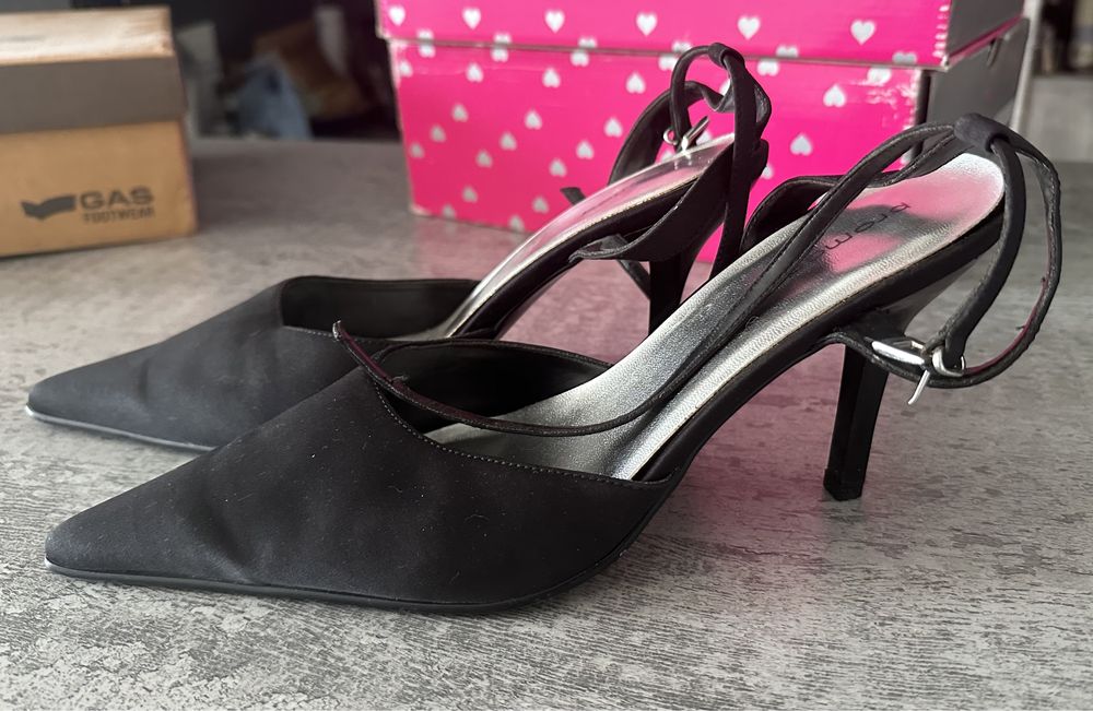 Buty satynowe na szpilce