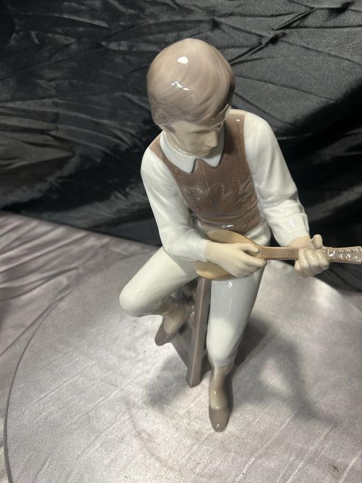 Porcelanowa figurka NAO Spain – mężczyzna grający na mandolinie
