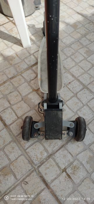 Trotinete em alumínio de 3 rodas muito intuitiva e menos perigosa