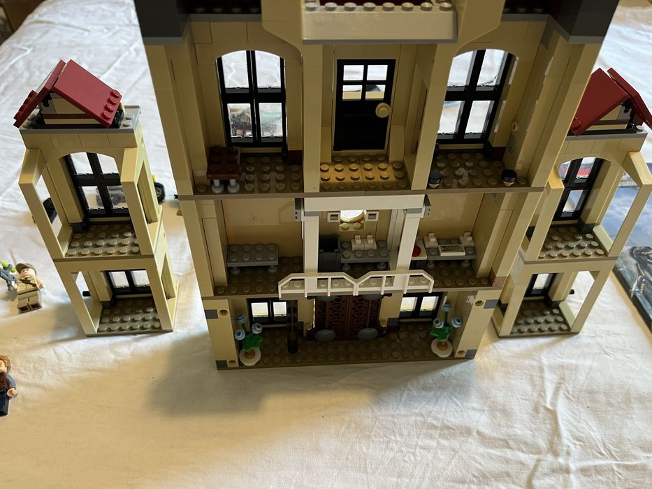 LEGO Jurassic World 75930 – Atak Indoraptora na posiadłość Lockwoodów